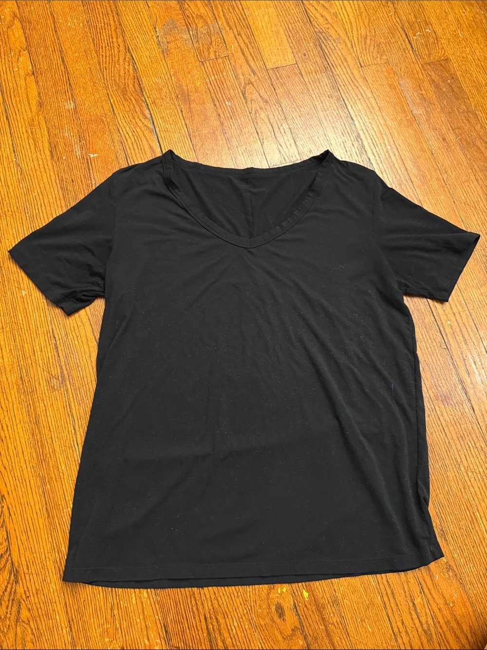 ALO Yoga Black V-Neck Short Sleeve Tee